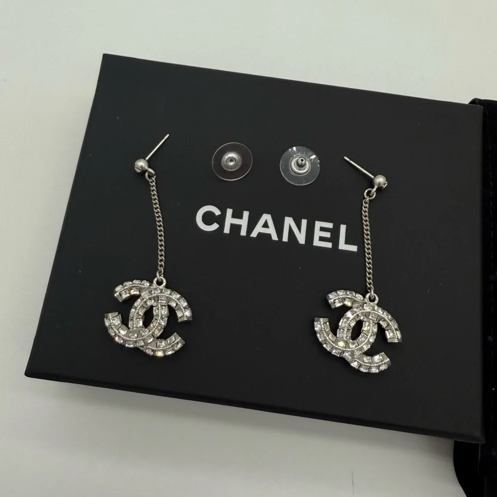 ❌SOLD❌Authentic Chanel silver princess square crystal large CC dangle earrings - Picture 2 of 13